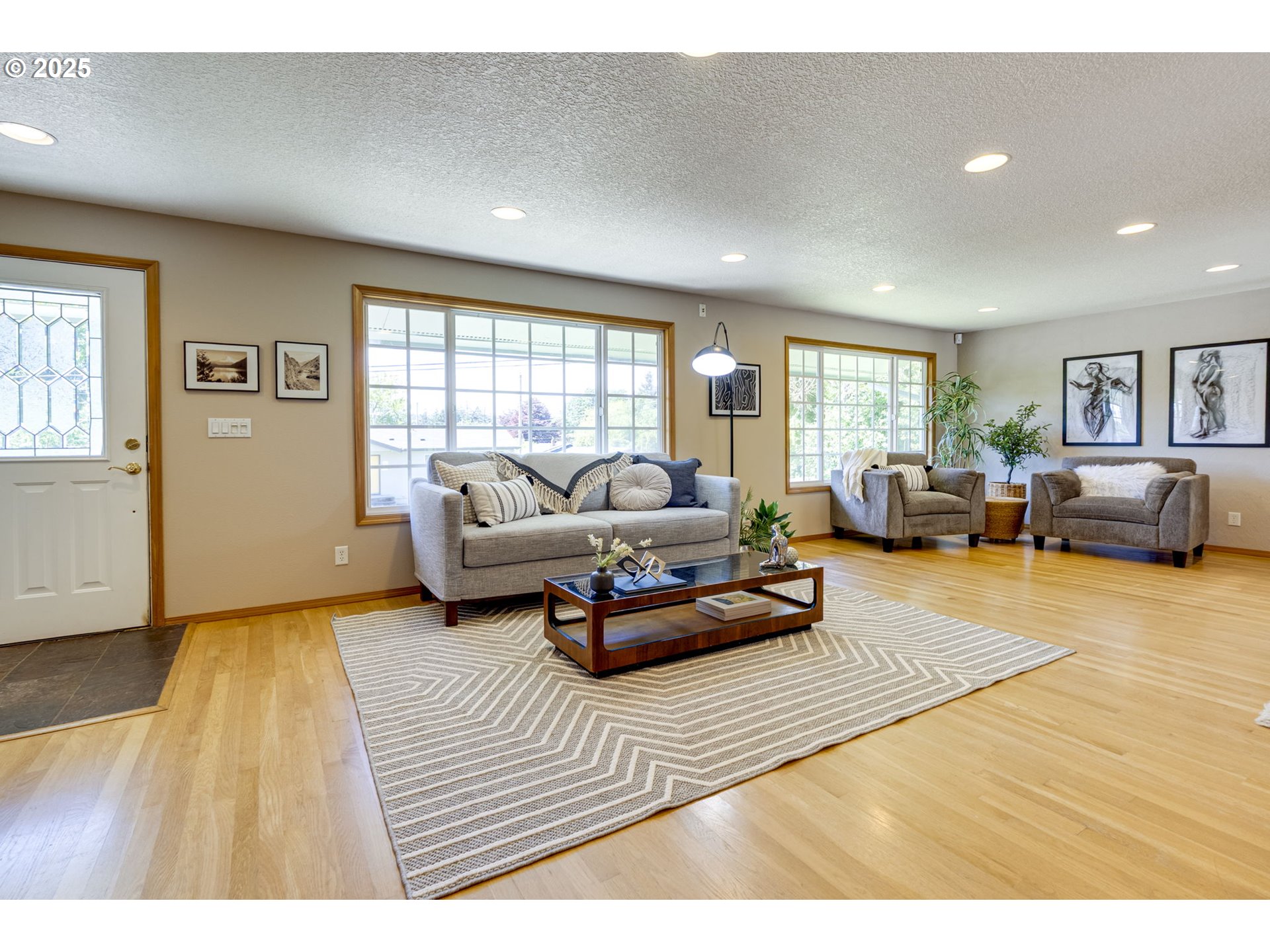 985 Cornell Avenue Gladstone, OR 97027 - Photo 6 of 38 a living room with furniture and a large window