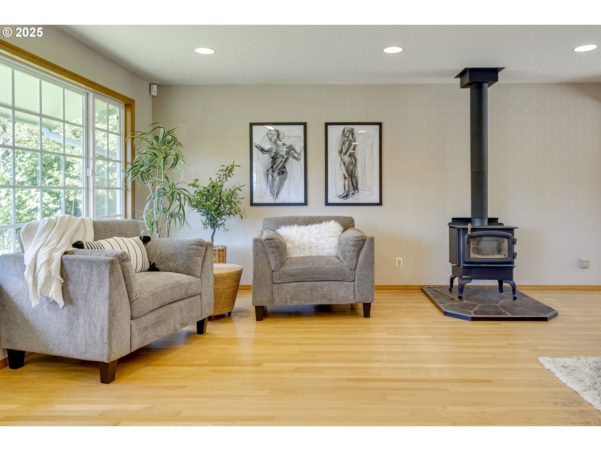 985 Cornell Avenue Gladstone, OR 97027 - Photo 8 of 38 a living room with furniture and a large window