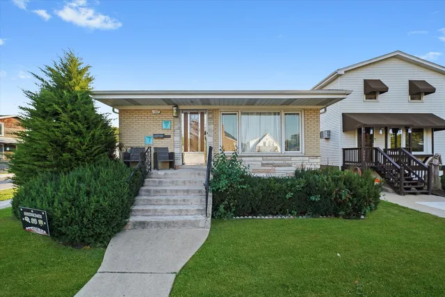 $2,300 | 3353 North Ozanam Avenue, Unit G, Chicago, IL 60634