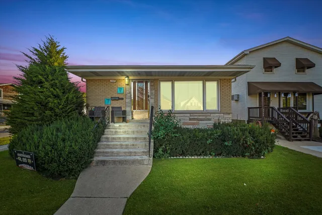 $2,300 | 3353 North Ozanam Avenue, Unit G, Chicago, IL 60634