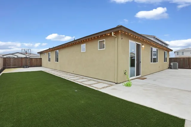 a view of a house with a backyard