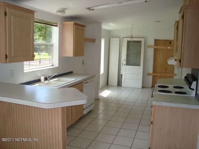 2561 Larsen Road Jacksonville, FL 32207 - Photo 4 of 12 Kitchen