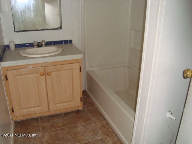 2561 Larsen Road Jacksonville, FL 32207 - Photo 10 of 12 Hall Bathroom