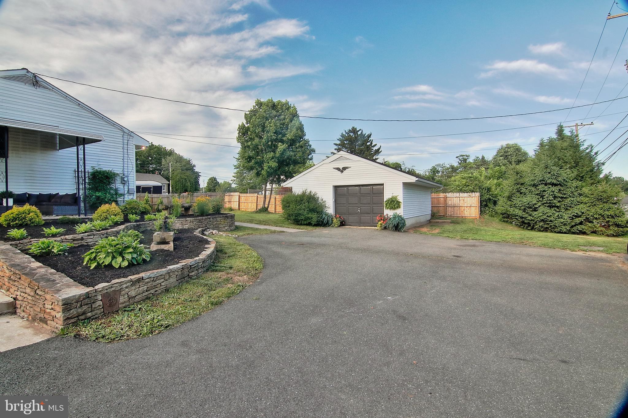 1291 Shelbourne Road Reading, PA 19606 - Photo 27 of 34 Driveway