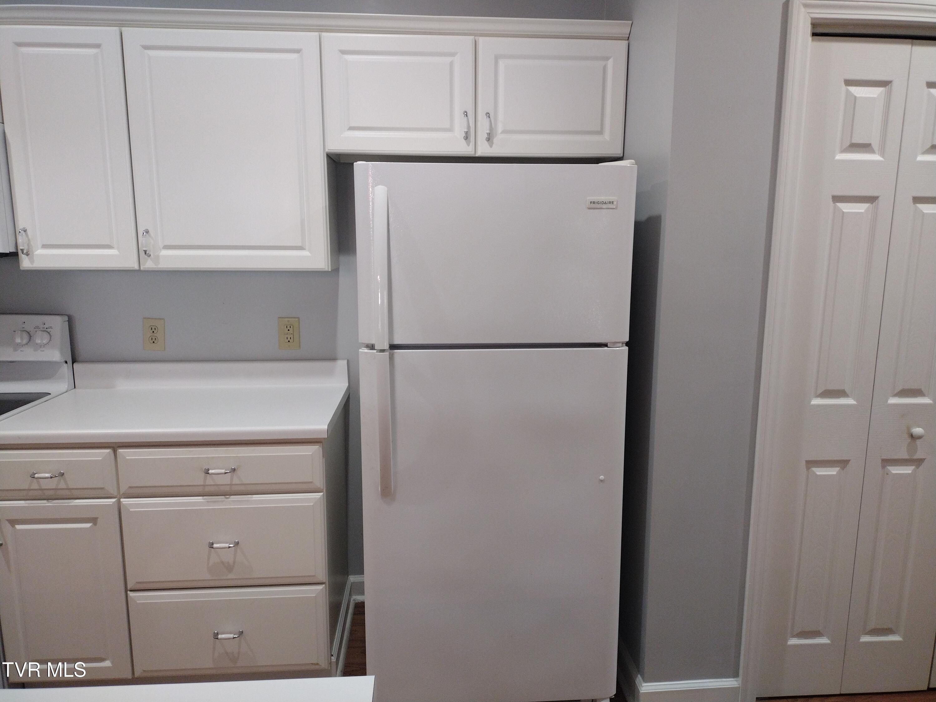 254 Regency Park, Unit 254 Greeneville, TN 37745 - Photo 12 of 36 Kitchen
