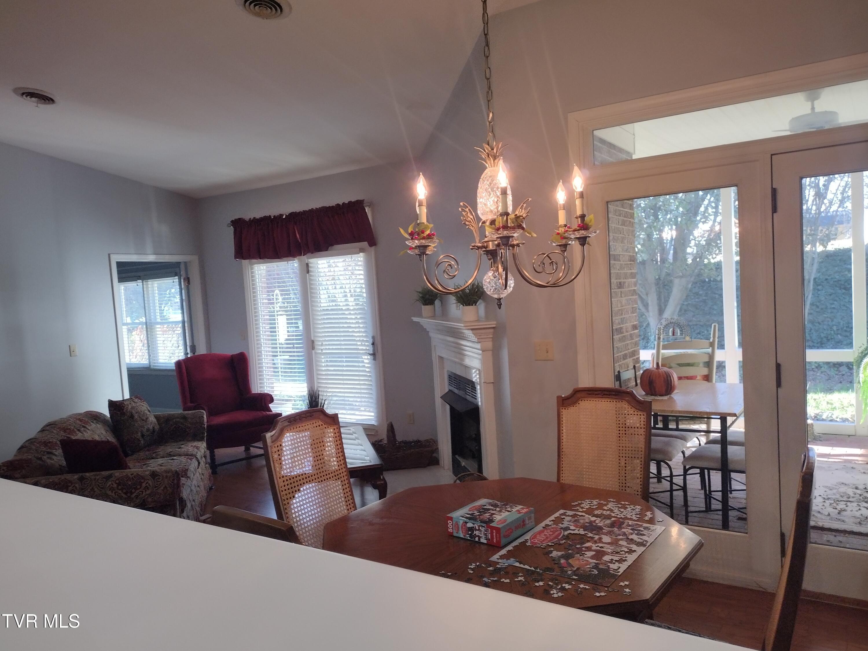 254 Regency Park, Unit 254 Greeneville, TN 37745 - Photo 14 of 36 Living r