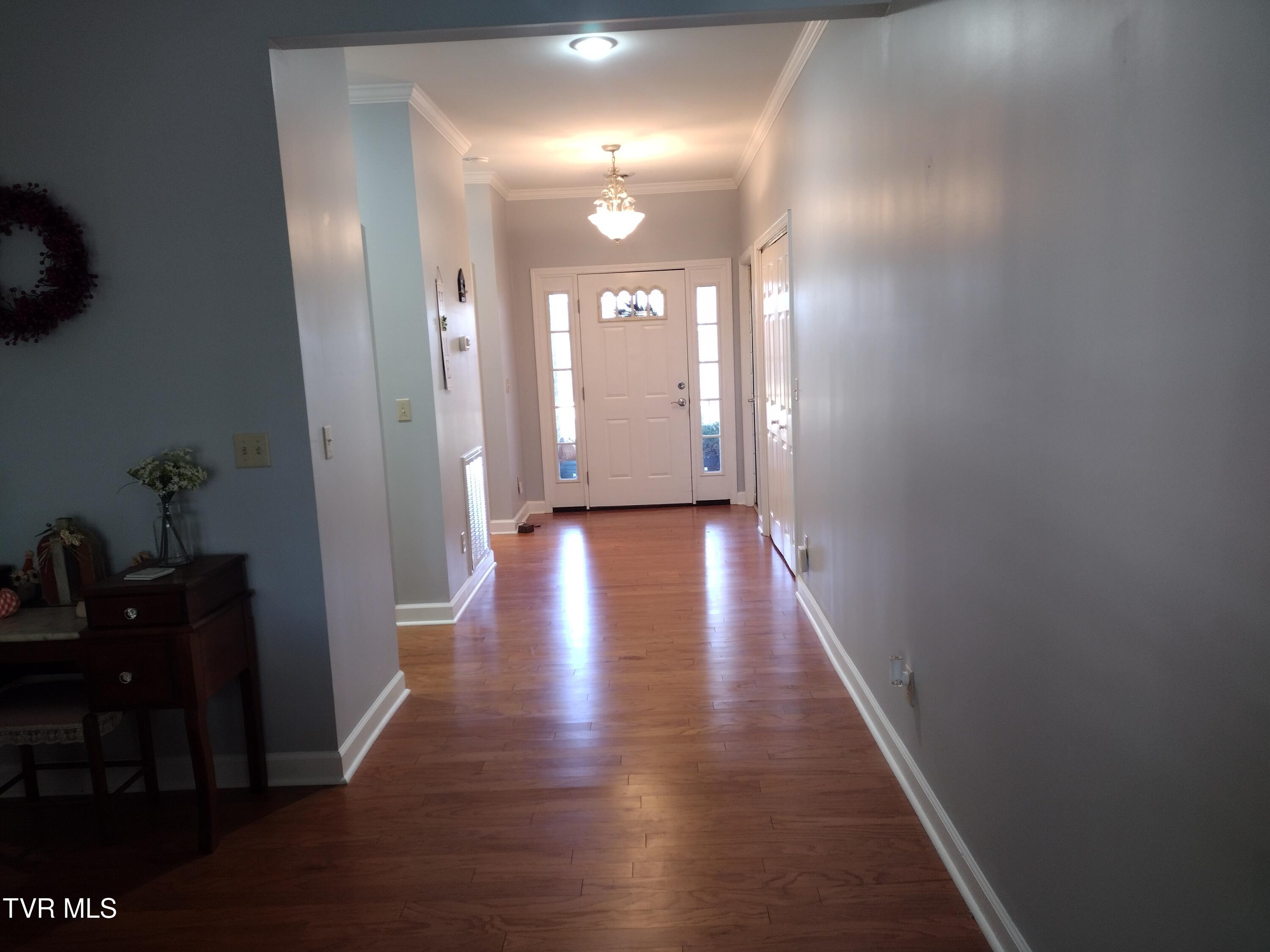 254 Regency Park, Unit 254 Greeneville, TN 37745 - Photo 31 of 36 Hallway to front door