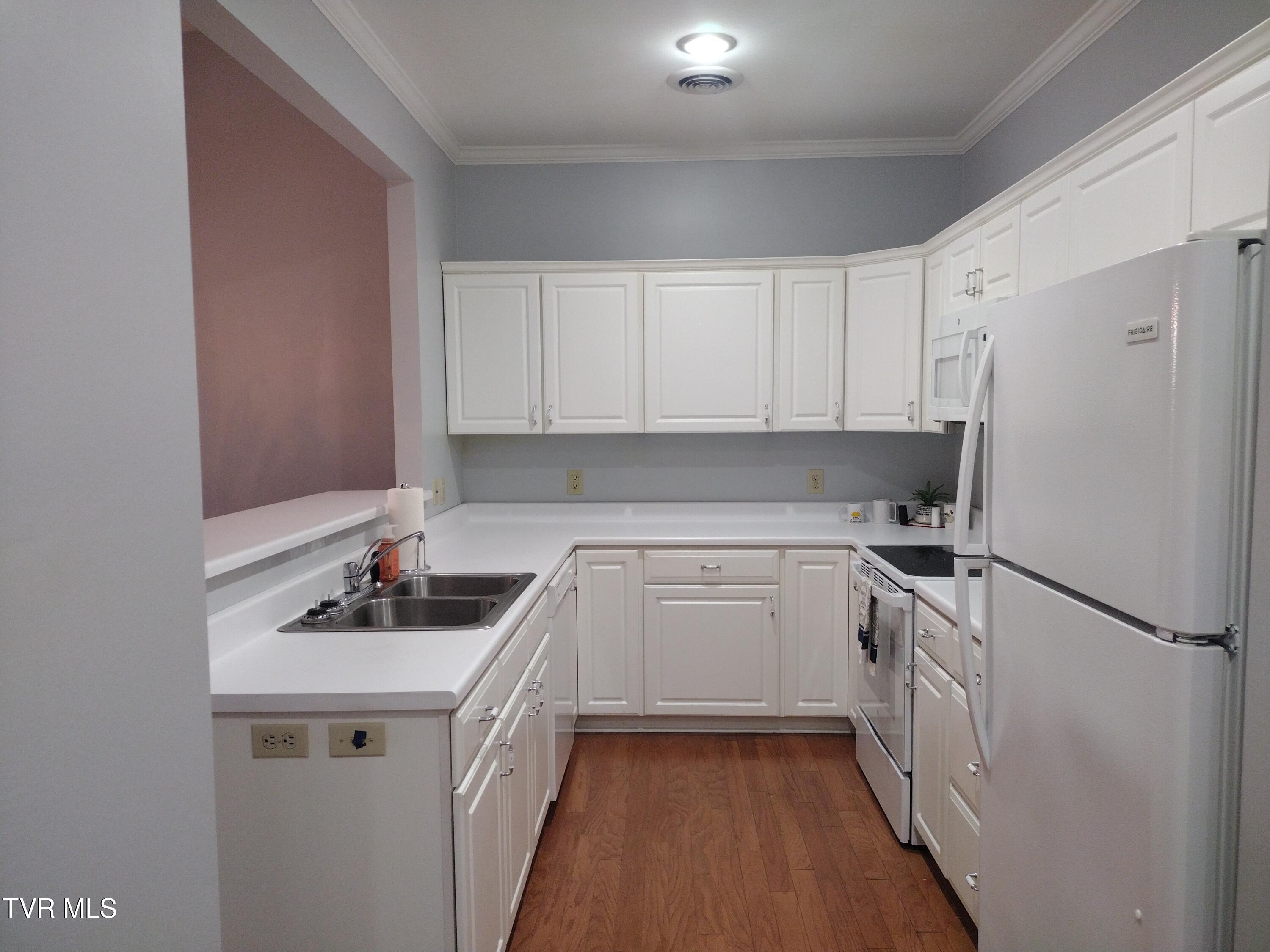 254 Regency Park, Unit 254 Greeneville, TN 37745 - Photo 10 of 36 Kitchen