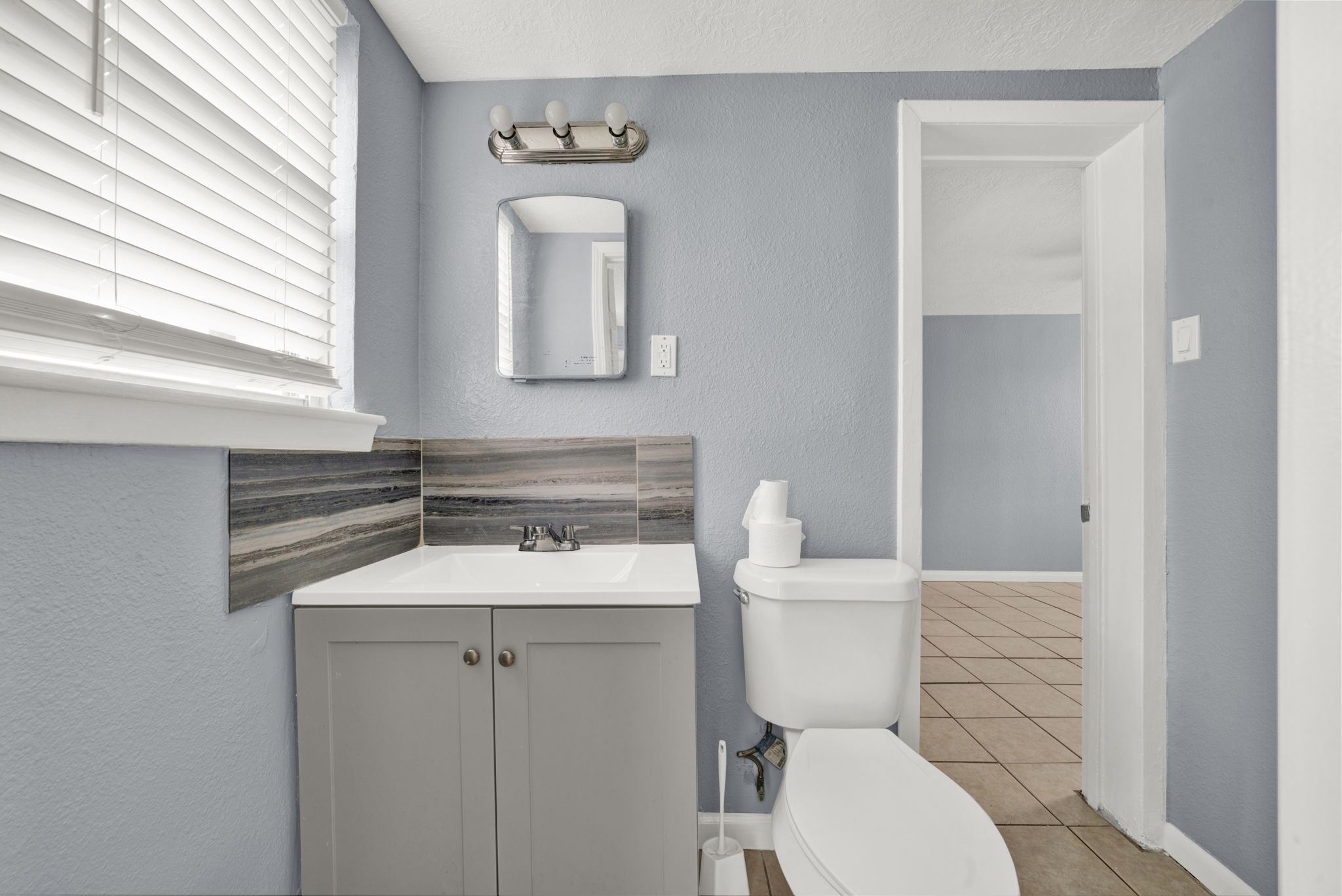 904 Beverly Avenue, Unit 6 Pasadena, TX 77506 - Photo 30 of 32 a bathroom with a sink toilet vanity and mirror