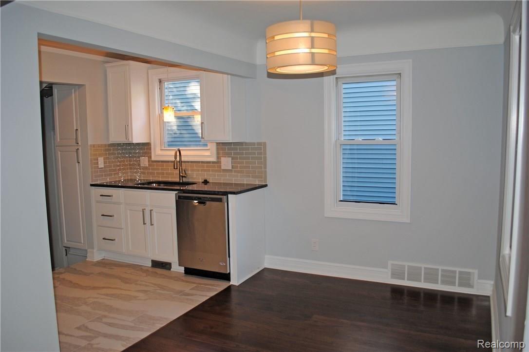 877 Columbia Road Berkley, MI 48072 - Photo 9 of 29 Breakfast Room and Kitchen