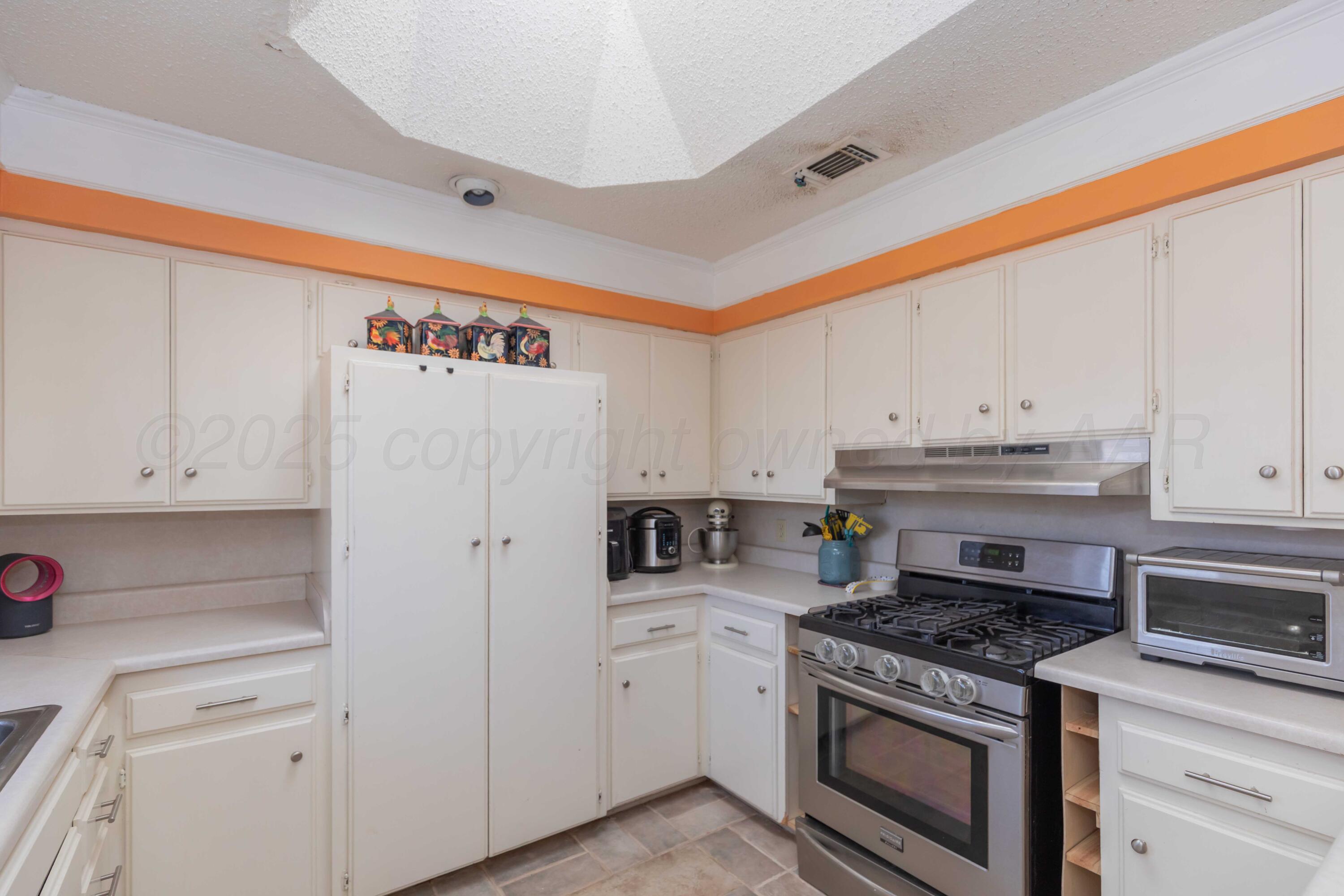6004 Jameson Road Amarillo, TX 79106 - Photo 11 of 28 KITCHEN VIEW 3