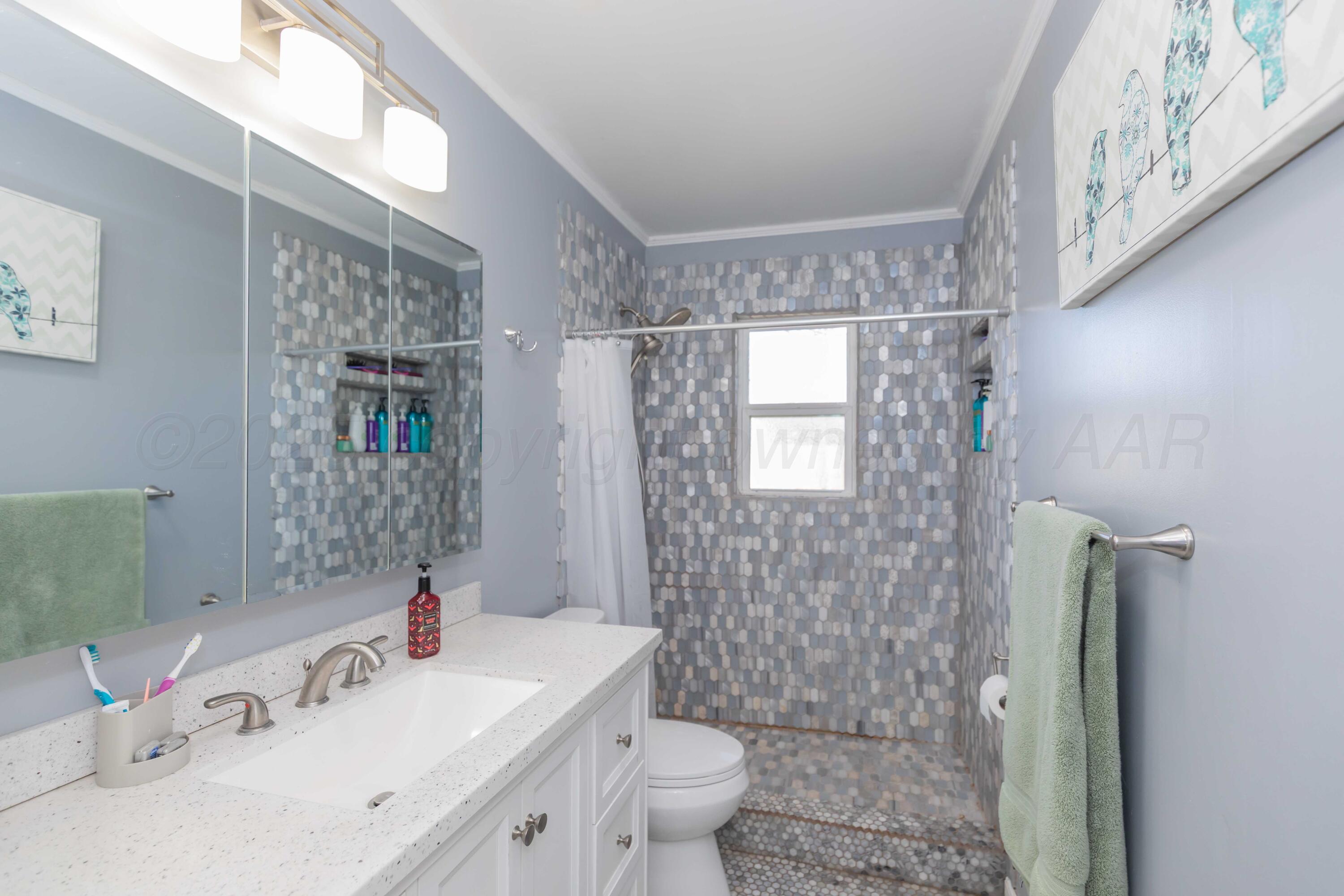6004 Jameson Road Amarillo, TX 79106 - Photo 18 of 28 BATHROOM 1 VIEW 1