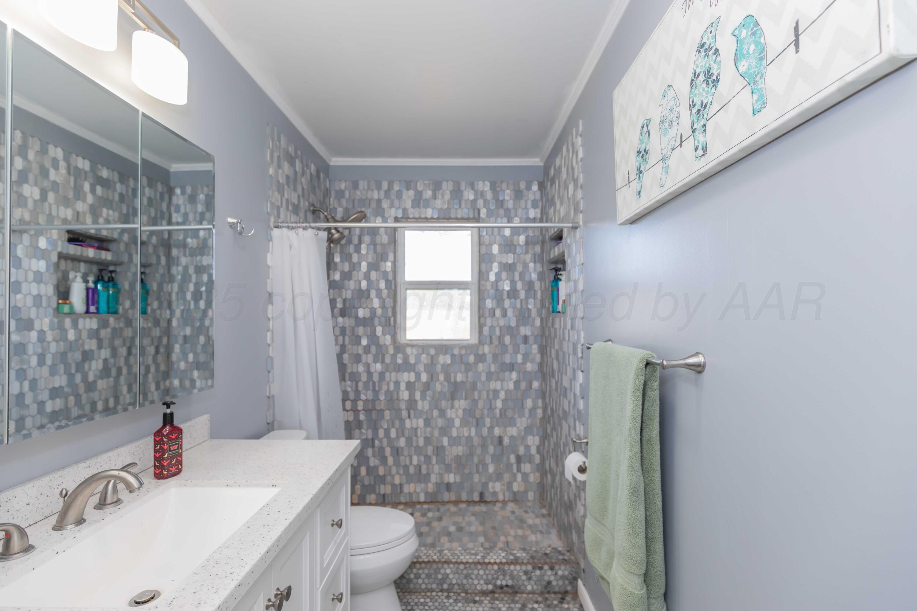 6004 Jameson Road Amarillo, TX 79106 - Photo 19 of 28 BATHROOM 1 VIEW 2