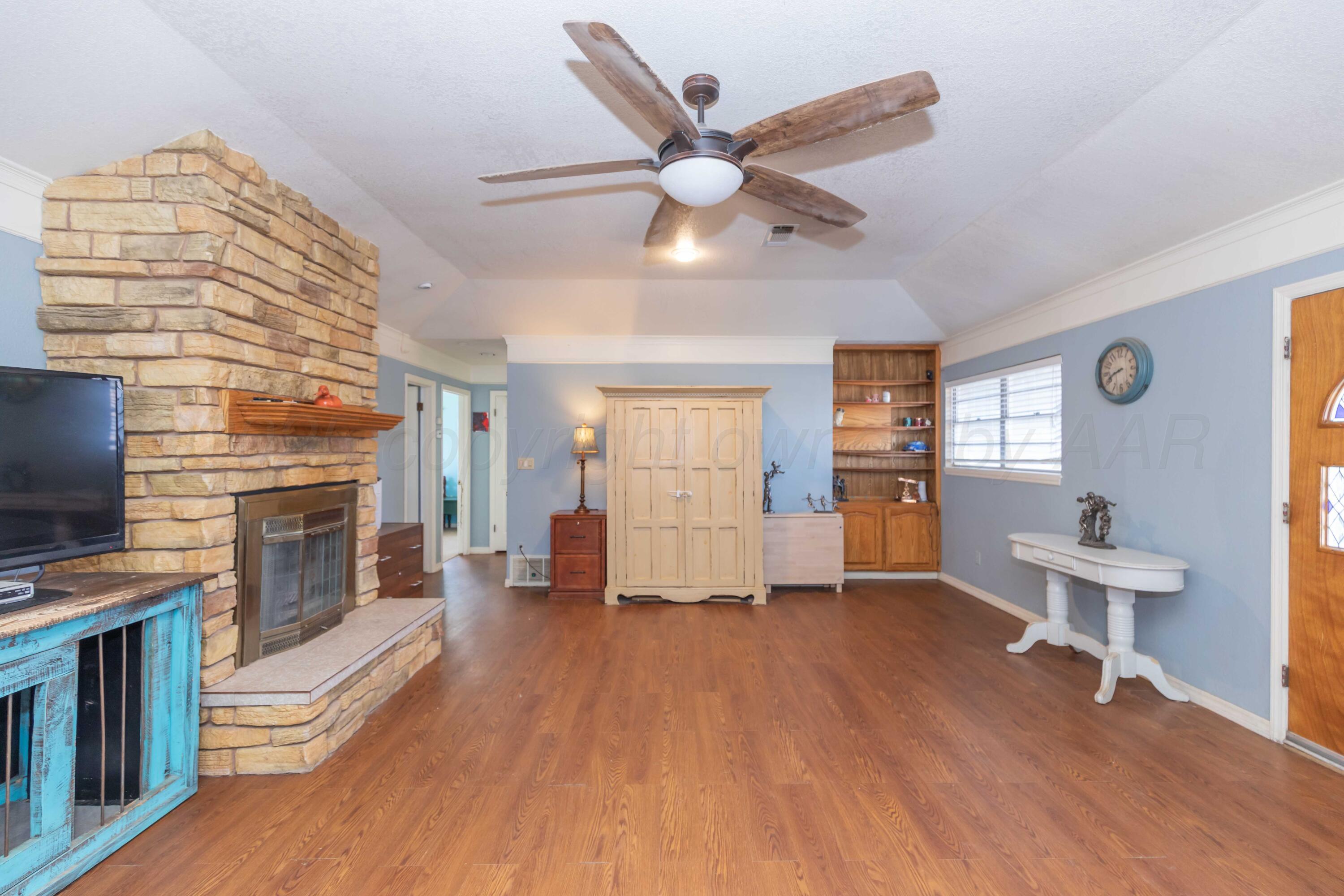 6004 Jameson Road Amarillo, TX 79106 - Photo 6 of 28 LIVING ROOM VIEW 2