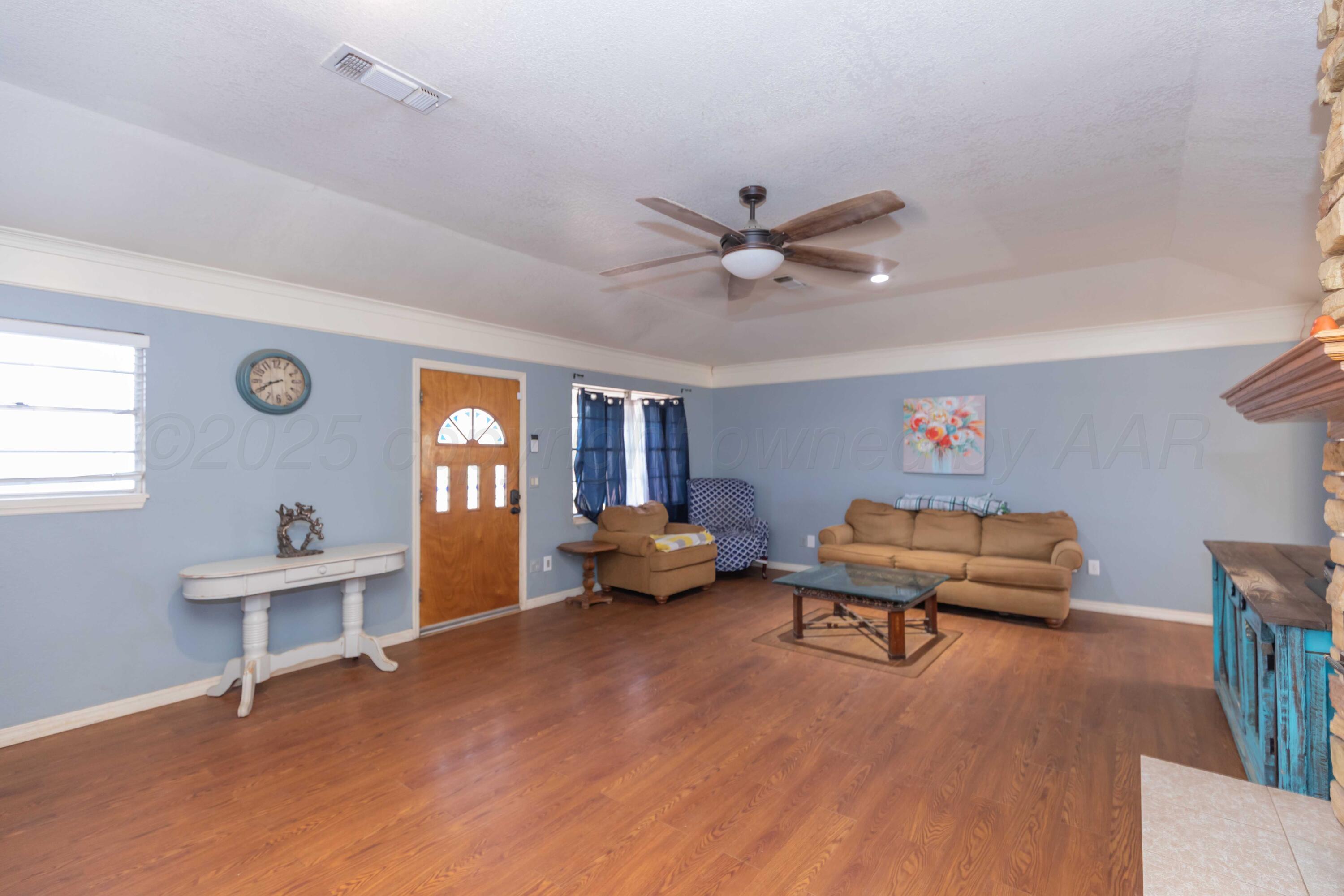 6004 Jameson Road Amarillo, TX 79106 - Photo 8 of 28 LIVING ROOM VIEW 4