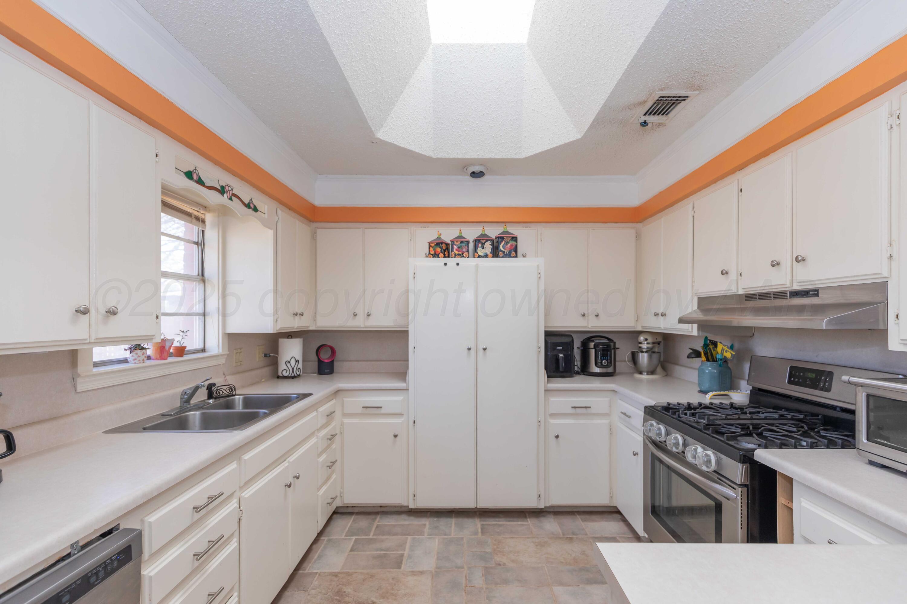 6004 Jameson Road Amarillo, TX 79106 - Photo 9 of 28 KITCHEN VIEW 1