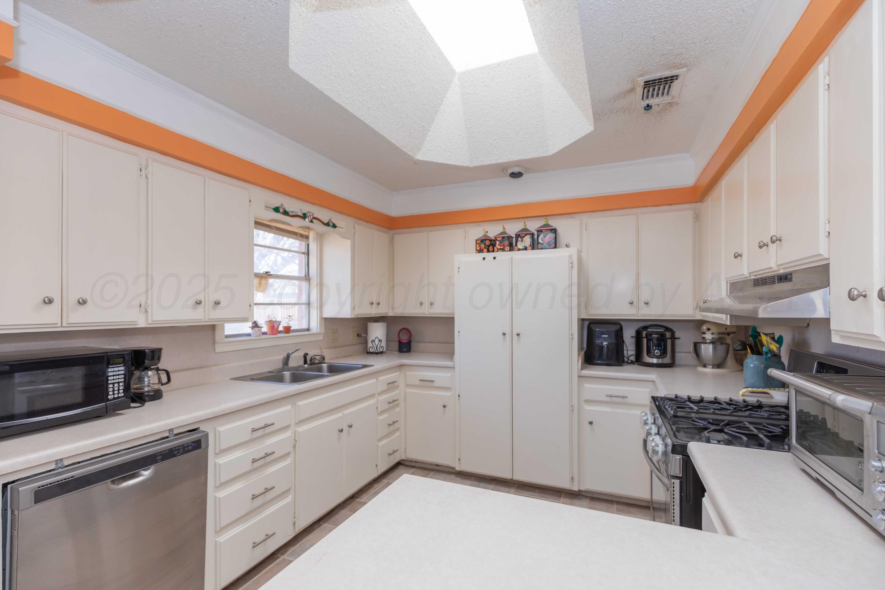 6004 Jameson Road Amarillo, TX 79106 - Photo 10 of 28 KITCHEN VIEW 2