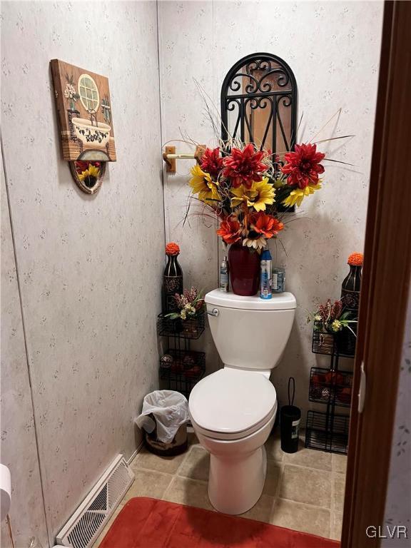 4205 Leopard Circle Orefield, PA 18069 - Photo 14 of 20 a bathroom with a toilet a sink and mirror