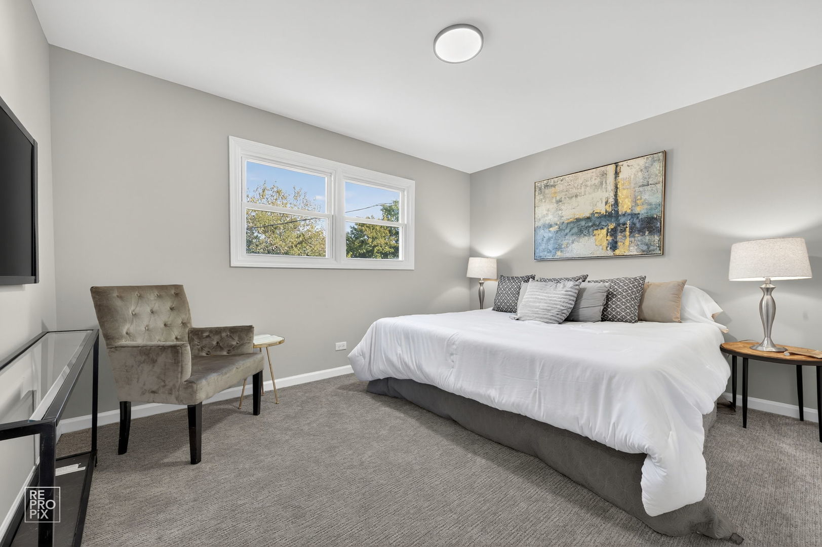 15021 Kenton Avenue Midlothian, IL 60445 - Photo 6 of 10 a bedroom with a bed and a lamp on table