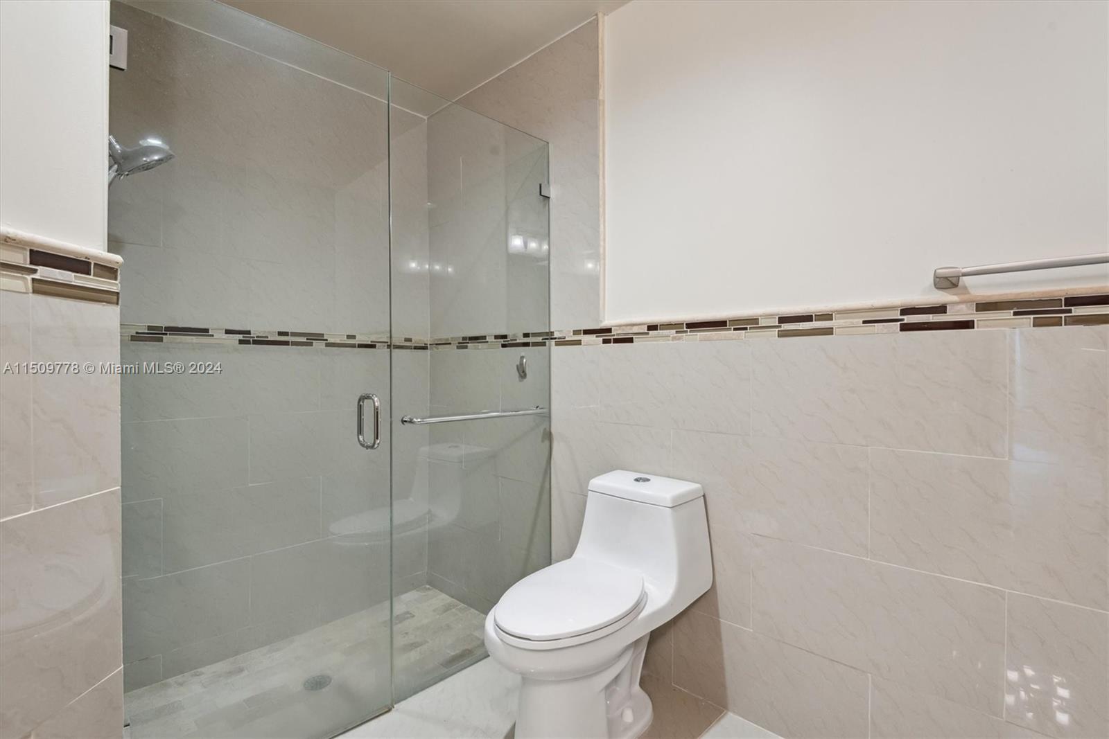 8056 Hiddenview Terrace Boca Raton, FL 33496 - Photo 8 of 15 Main Bathroom