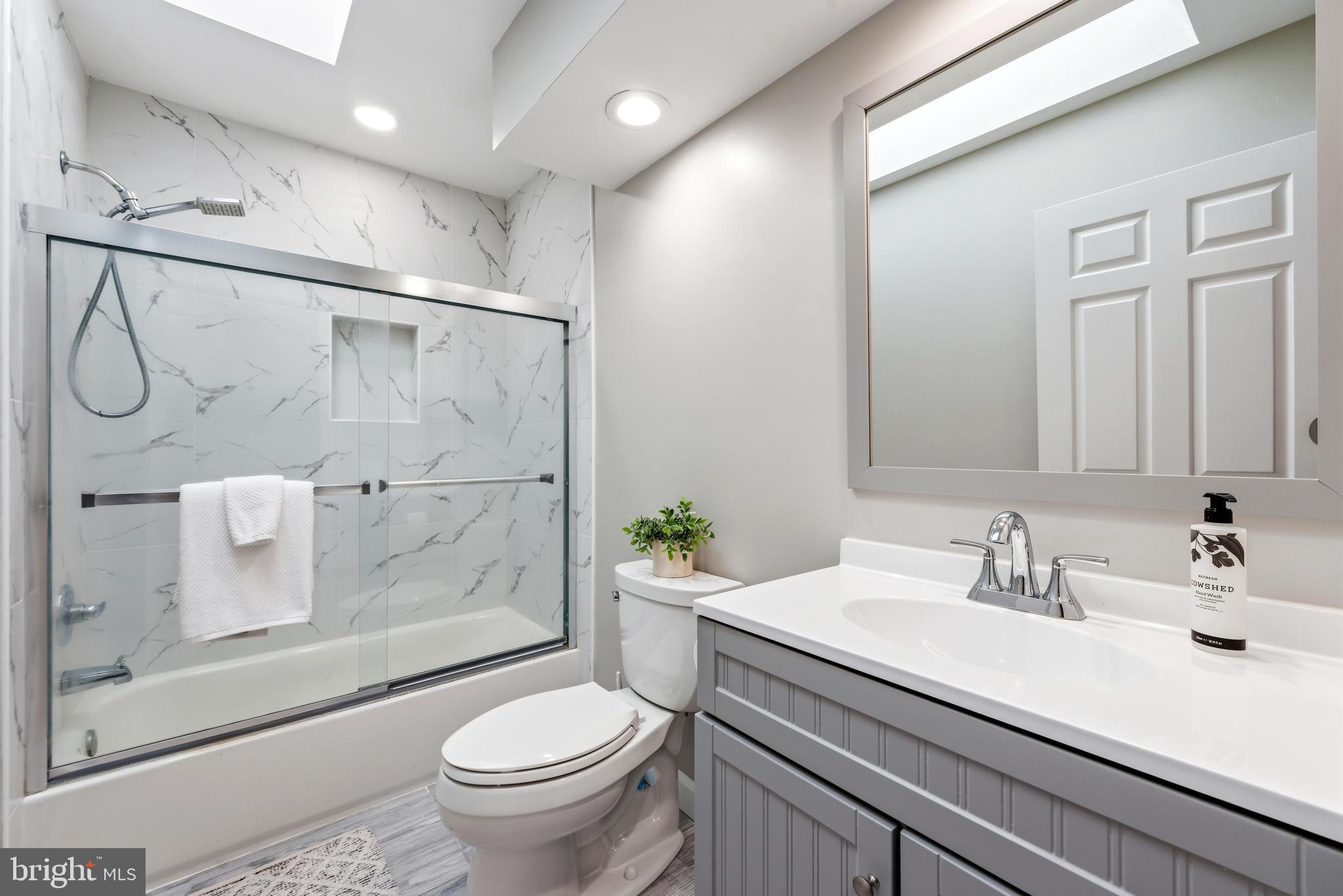 15303 Pine Tree Way Bowie, MD 20721 - Photo 45 of 75 Upper Level Hall Bath