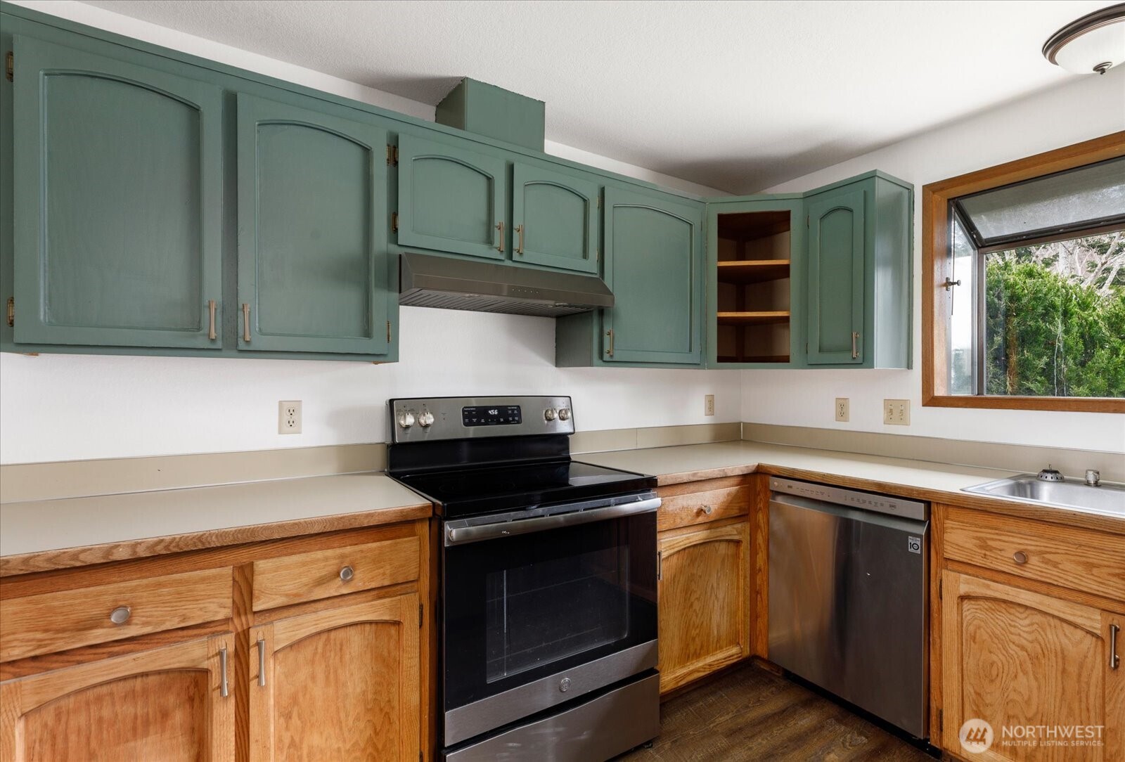 1282 Northwest Lanyard Loop, Unit 2 Oak Harbor, WA 98277 - Photo 9 of 32 a kitchen with a stove and a sink