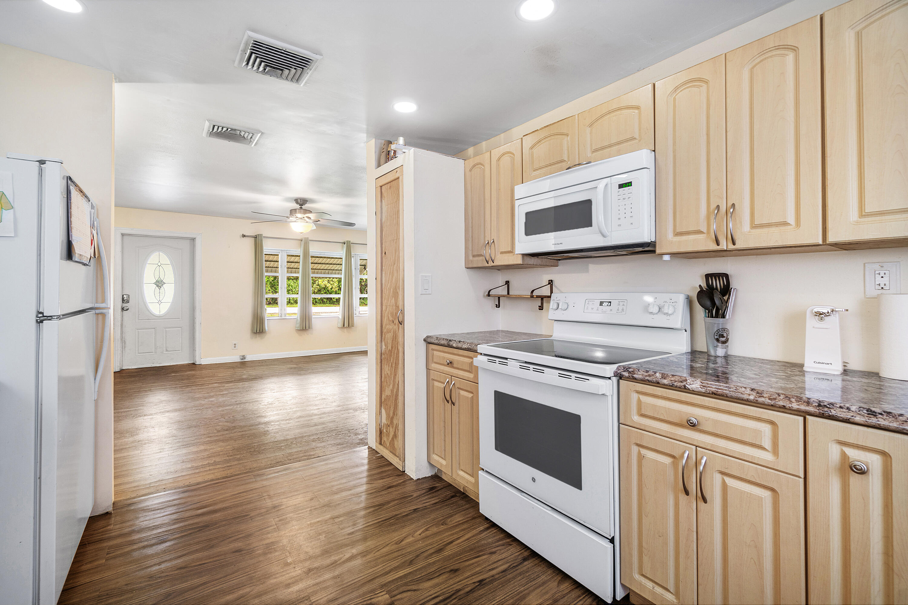3120 Rostan Lane Palm Springs, FL 33461 - Photo 8 of 33 008-3120RostanLane-LakeWorthBeach-FL-334