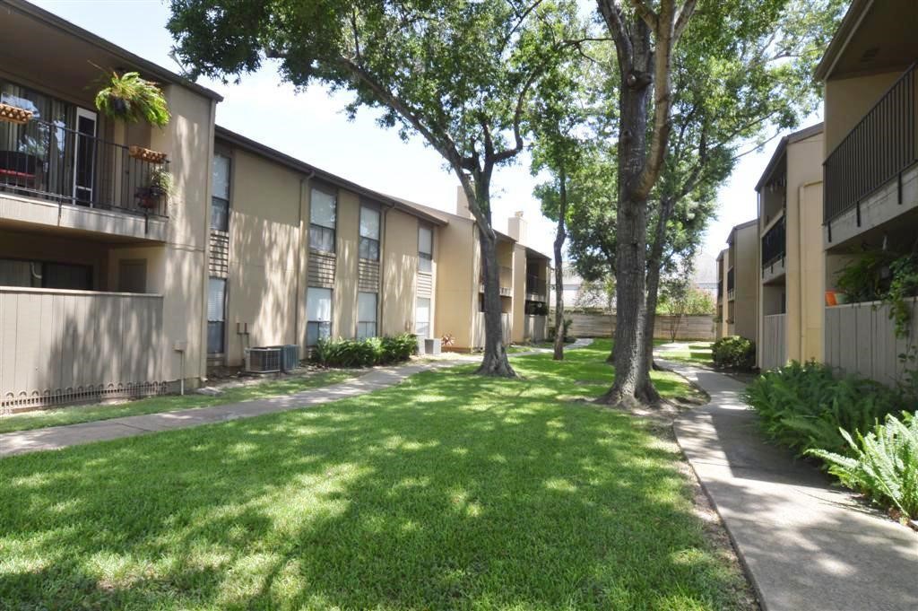 3300 Pebblebrook Drive, Unit 82 Seabrook, TX 77586 - Photo 2 of 13 a backyard of a house with lots of green space