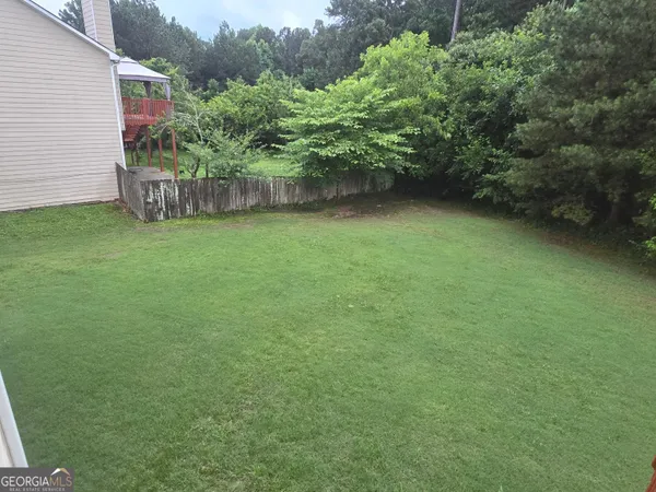 a view of a backyard