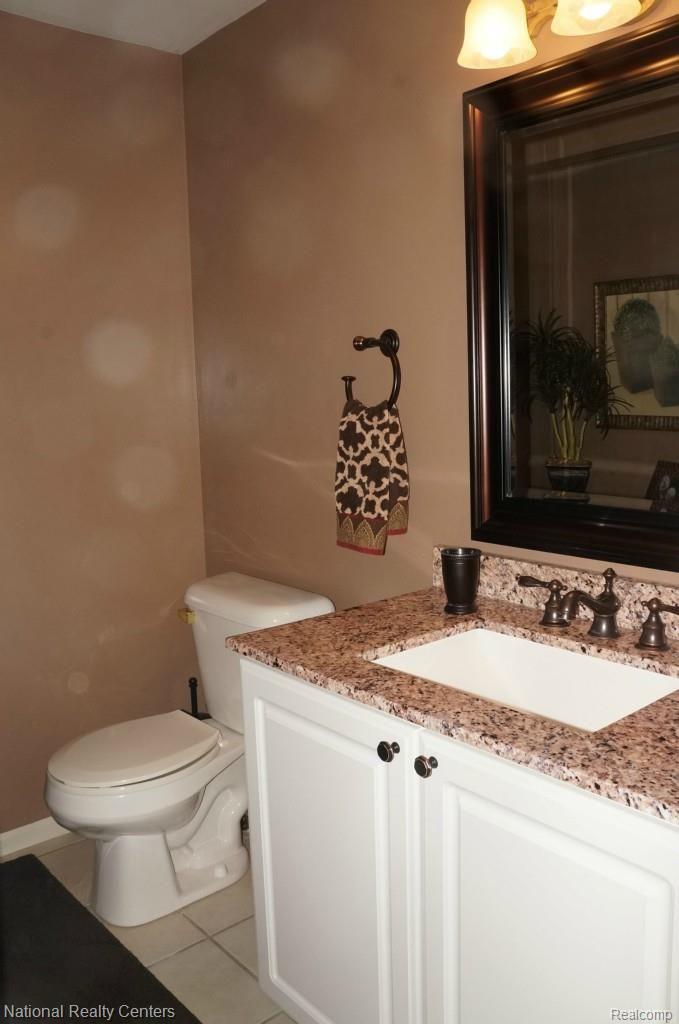 3221 Silverbrook Drive Rochester, MI 48306 - Photo 13 of 28 13-Half Bath.jpg