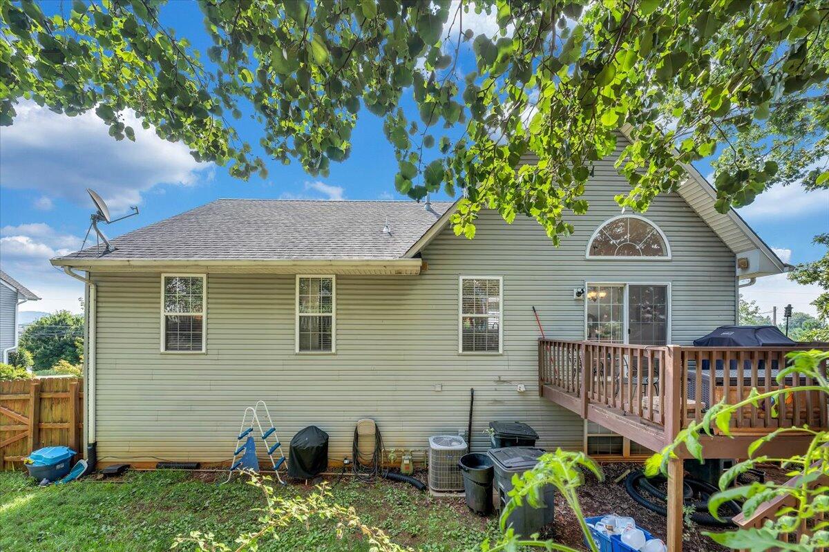 1522 Mountain View Road Vinton, VA 24179 - Photo 29 of 32 a front view of a house with garden