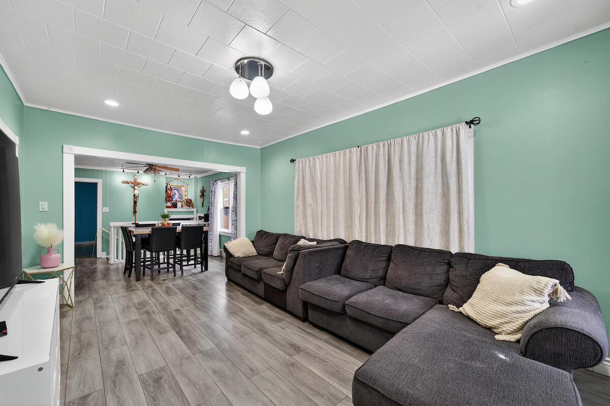 1006 83rd Street Kenosha, WI 53143 - Photo 4 of 27 DSC00624