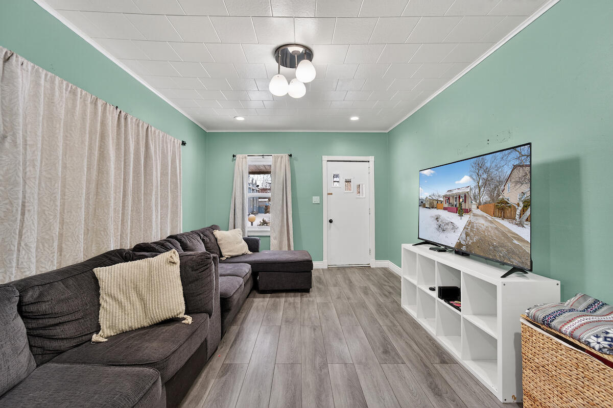 1006 83rd Street Kenosha, WI 53143 - Photo 5 of 27 DSC00619