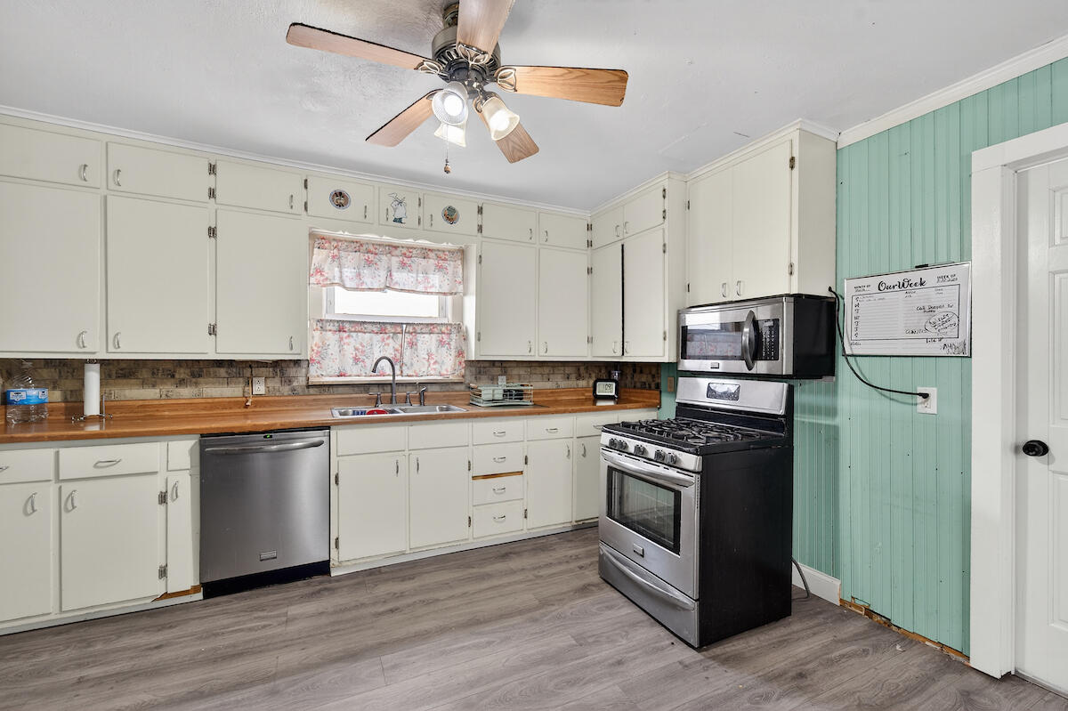 1006 83rd Street Kenosha, WI 53143 - Photo 8 of 27 DSC00639