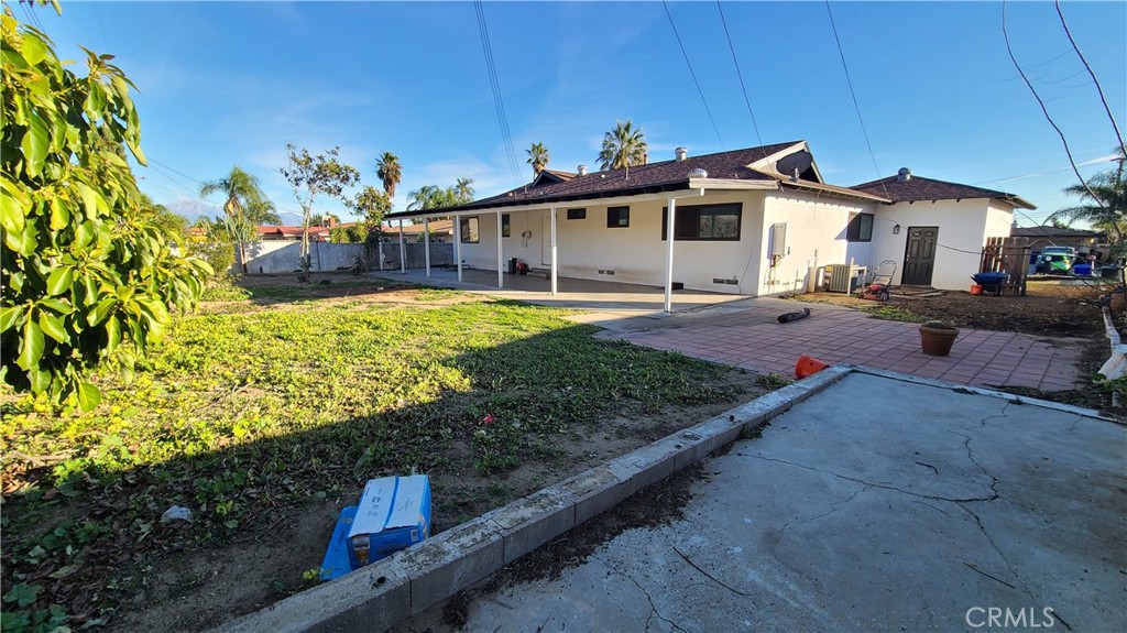 19404 Cheshire Street Rialto, CA 92377 - Photo 24 of 30 a front view of a house with garden