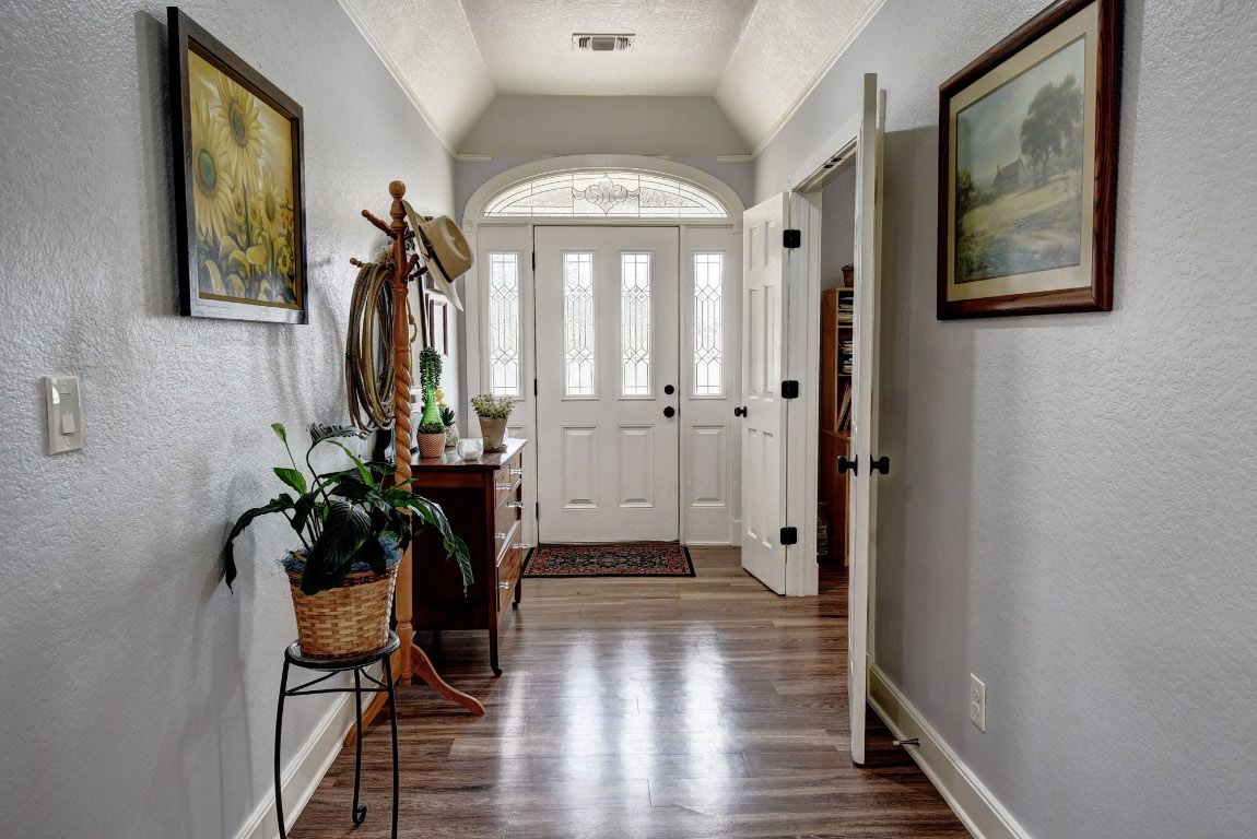 8500 Rosanky Road Waelder, TX 78959 - Photo 15 of 40 a hallway with wooden floor and a potted plant