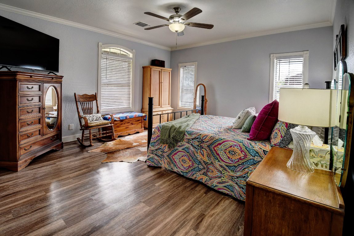 8500 Rosanky Road Waelder, TX 78959 - Photo 32 of 40 a bedroom with furniture and a flat screen tv