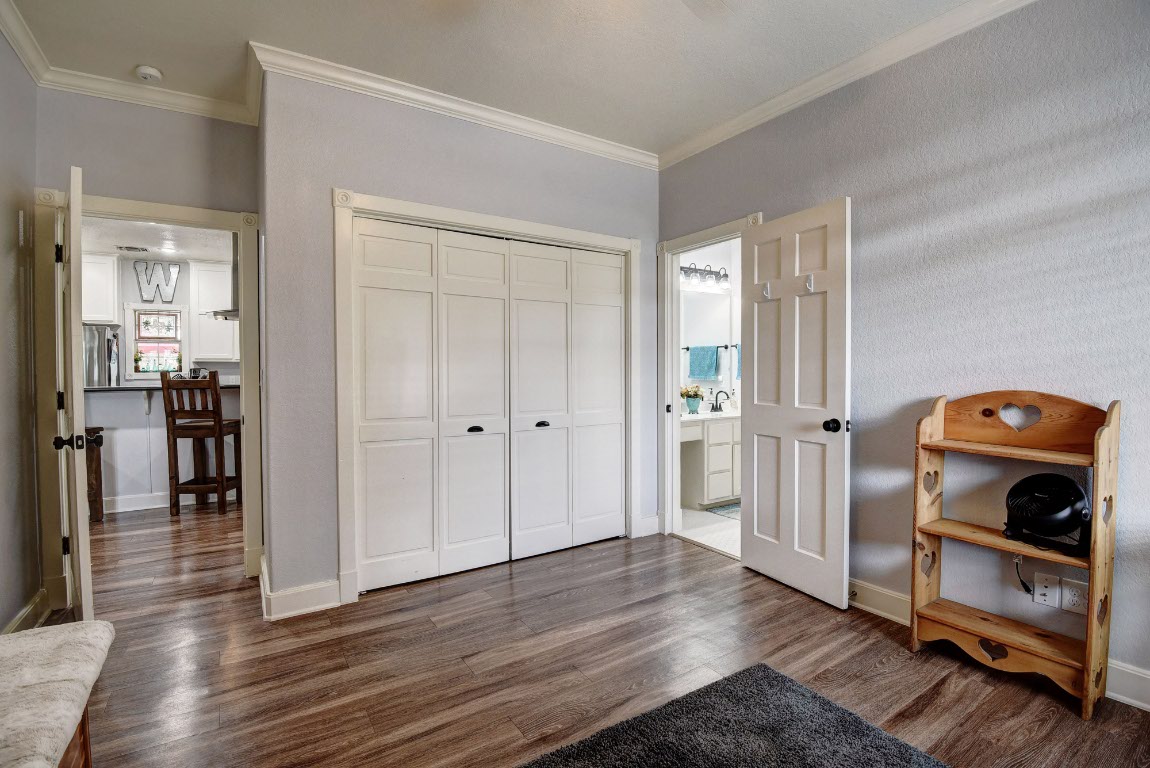 8500 Rosanky Road Waelder, TX 78959 - Photo 37 of 40 a view of a livingroom with wooden floor