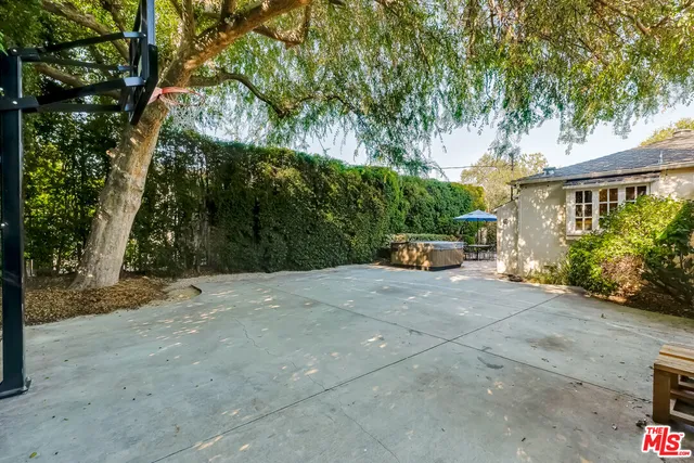 a view of a yard in front of a house