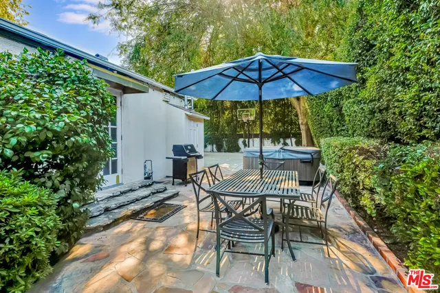 a view of a yard with an tree