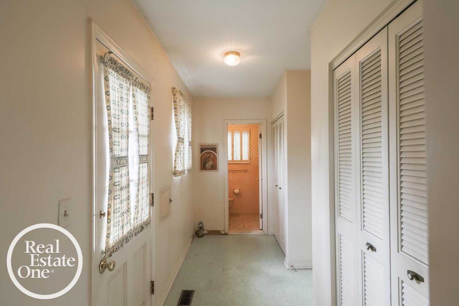 784 Canterbury Road Grosse Pointe, MI 48236 - Photo 22 of 40 50136744-40d5f3d6-c0ad-4514-8448-884e6bad138e.JPG