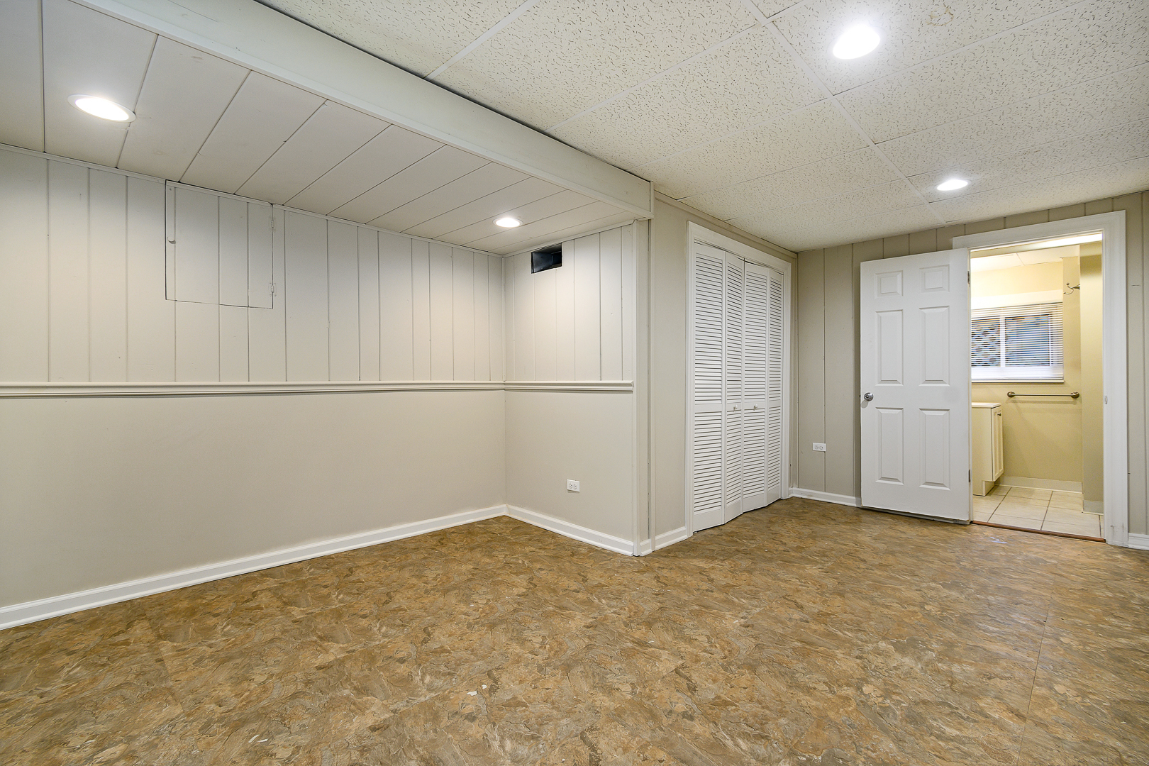 235 West Hickory Road Lombard, IL 60148 - Photo 16 of 23 a view of an empty room