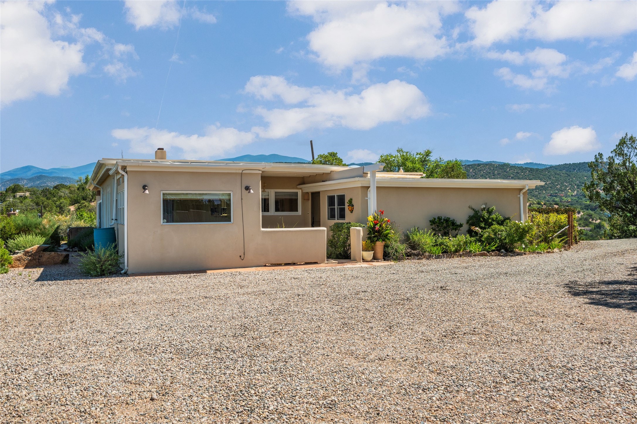 933 Stagecoach Road Santa Fe, NM 87501 - Photo 31 of 39 Side of the House