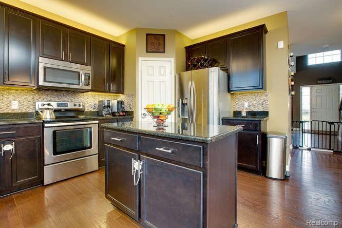 27171 Victoria Road Novi, MI 48374 - Photo 6 of 36 27171 Victoria Novi MI 48374-small-017-27171 Victoria017FULL-666x444-72dpi.jpg