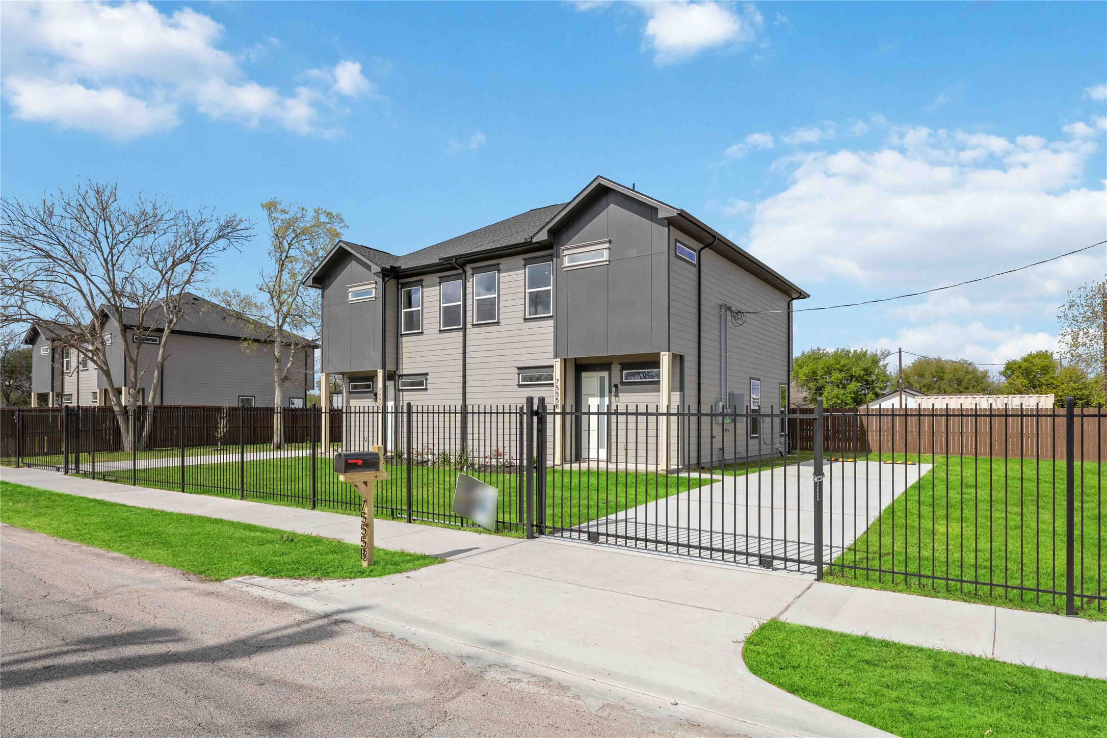 7555 Calhoun Road, Unit A Houston, TX 77033 - Photo 2 of 29 Gallery Image 2