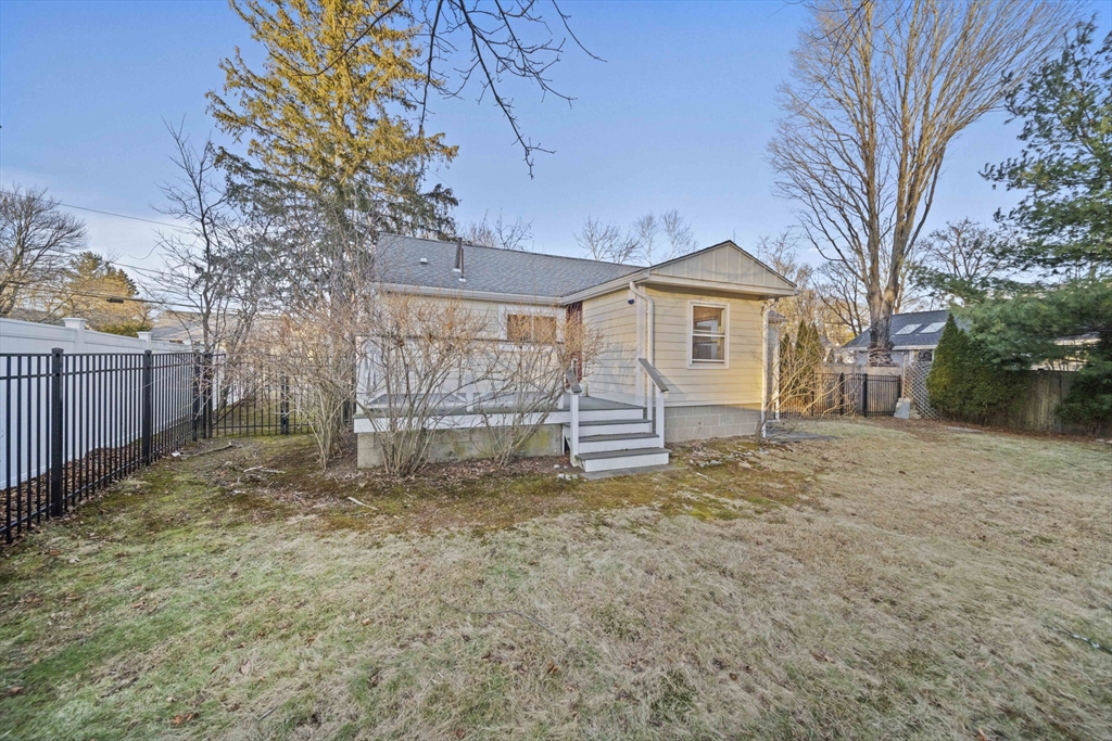 52 Heatherland Road Newton, MA 02461 - Photo 17 of 23