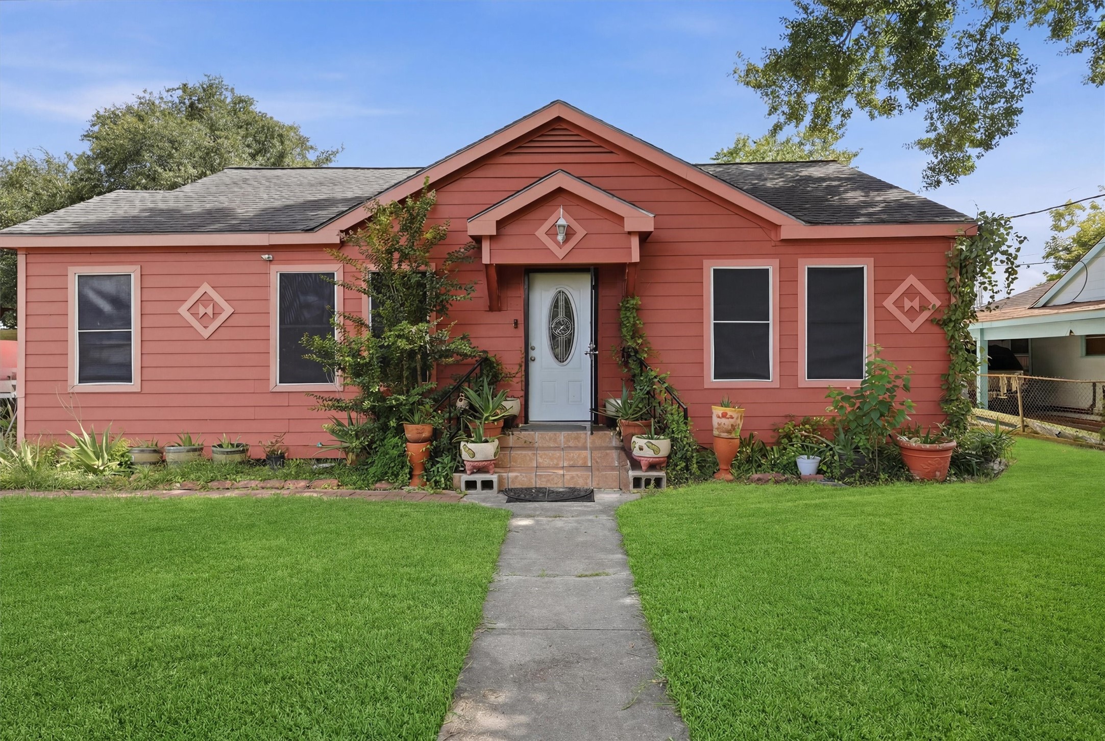 811 Canadian Street Houston, TX 77009 - Photo 2 of 26 Front view of home.