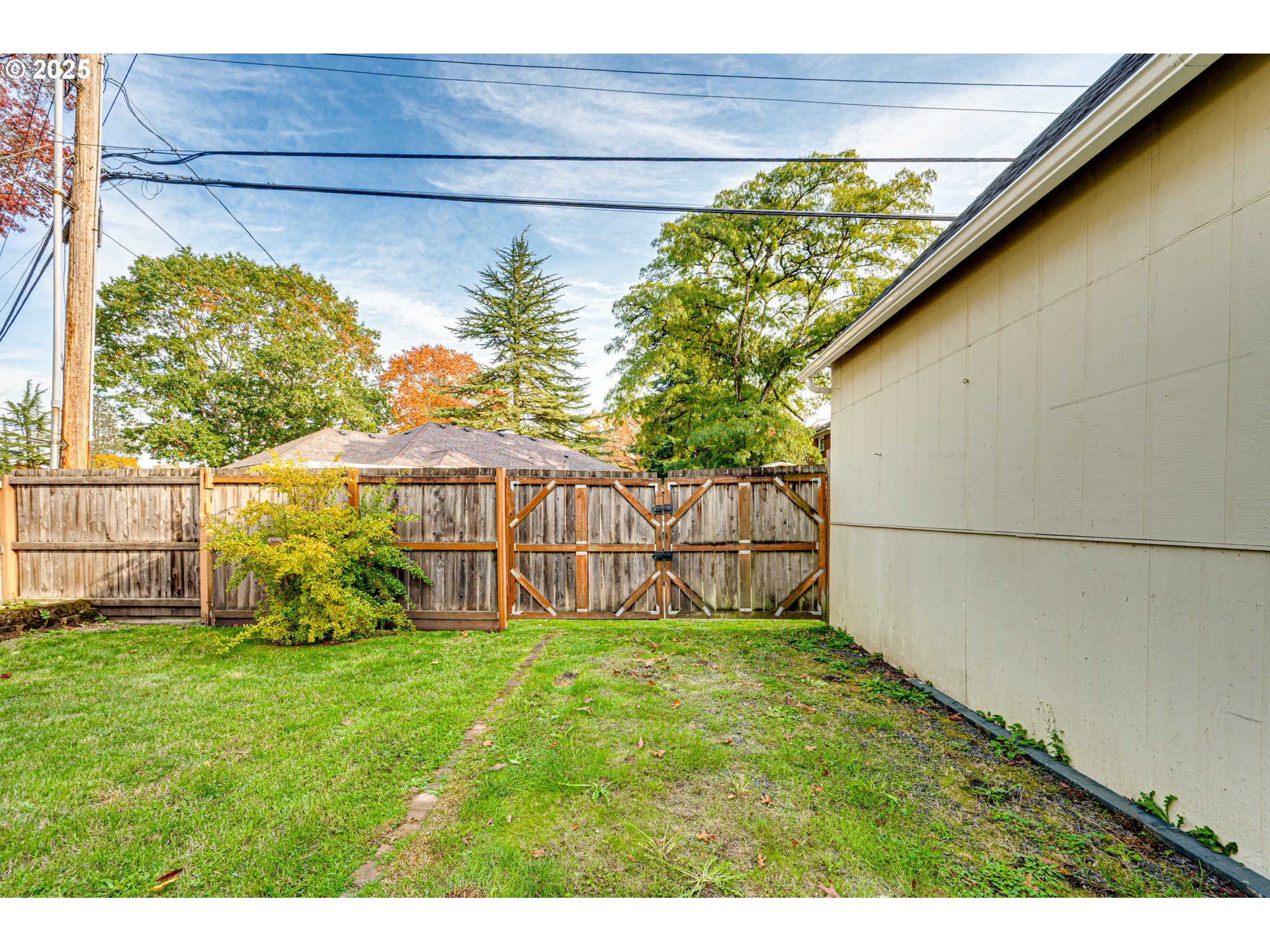 1626 21st Avenue Longview, WA 98632 - Photo 37 of 42 a view of a backyard with plants
