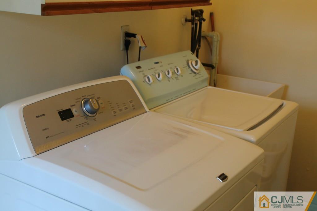 10 Greenwich Road Edison, NJ 08820 - Photo 13 of 25 a utility room with dryer and washer