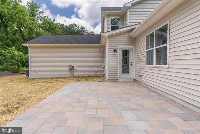 a view of a house with backyard and garden